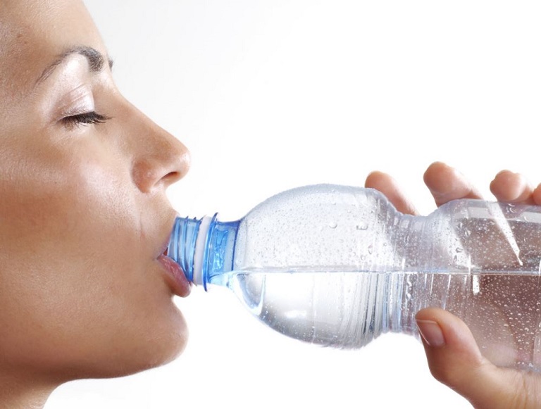 Bạn nên uống đủ nước, bổ sung nhiều trái cây, chất xơ mỗi ngày