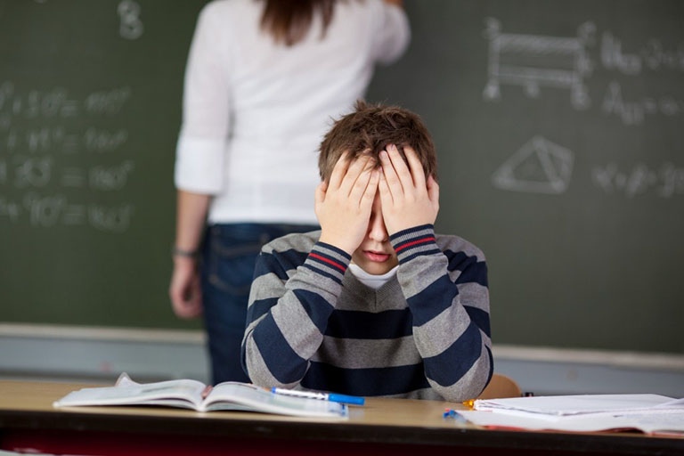 Trẻ nhỏ có thể bị áp lực học tập gây suy giảm chức năng sinh lý