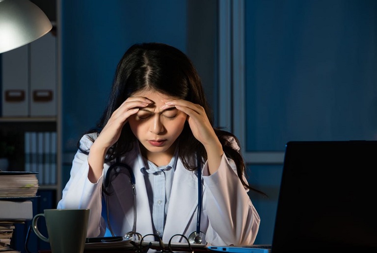 Thức khuya, dậy sớm, làm việc quá sức cũng là nguyên nhân gây trễ kinh ở phụ nữ