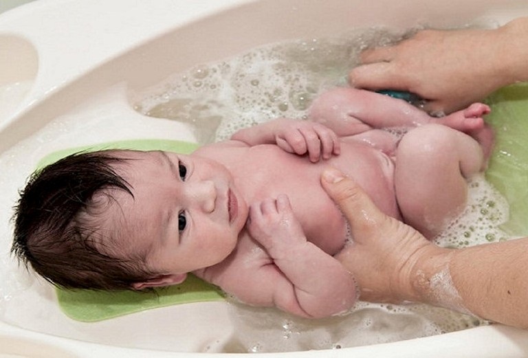 Nước tắm lá hẹ còn giúp hỗ trợ cải thiện các triệu chứng mề đay một cách nhanh nhất