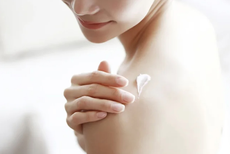 Nên thoa kem dưỡng ẩm, tránh cho da bị khô ráp khiến vi khuẩn tấn công