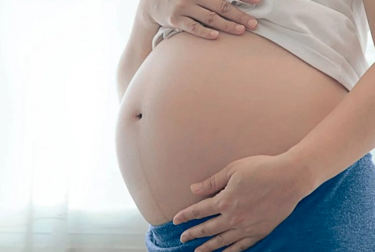 Phụ nữ đang mang thai không nên áp dụng mẹo trị mề đay bằng rượu