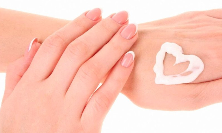 Nên dưỡng ẩm thường xuyên cho da, đặc biệt vào mùa đông để ngừa bệnh