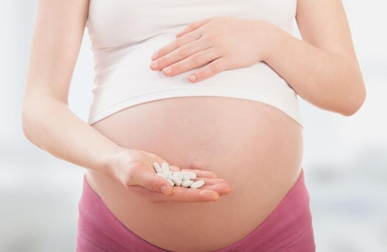 Mẹ bầu có thể sử dụng vài loại thuốc tây y điều trị mẩn đỏ theo hướng dẫn của bác sĩ
