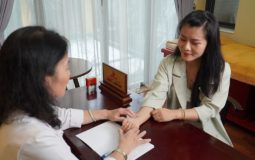 Bác sĩ Lê Phương thăm khám cho chị Hồng