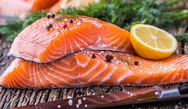 Cá hồi chứa nhiều acid béo omega-3 giúp kháng viêm, kháng khuẩn, tránh bệnh á sừng phát tán