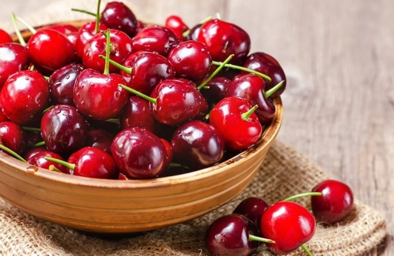 Người bị bệnh vảy nến nên ăn những loại trái cây tối màu như cherry, nho,...