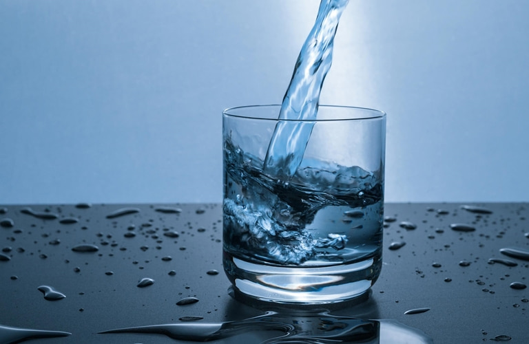 Uống đủ nước giúp quá trình phục hồi tổn thương do bị vảy nến nhanh hơn
