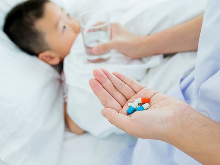 Việc dùng thuốc cho trẻ uống cần được sự đồng ý của bác sĩ chuyên khoa