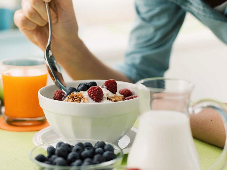 Ăn protein vào buổi sáng cũng là phương pháp giảm cân cho người đau dạ dày được áp dụng rộng rãi
