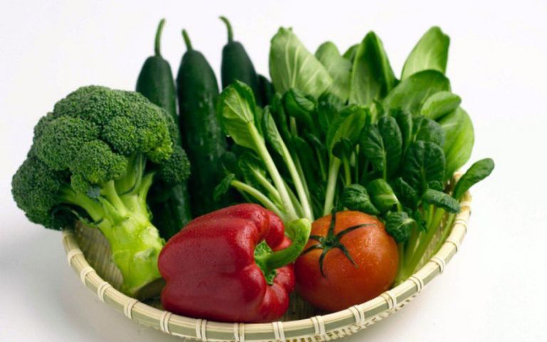 Thực phẩm giàu vitamin A, B, C như rau xanh tốt cho người bệnh tổ đỉa