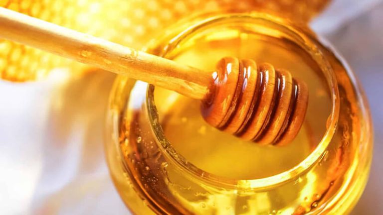 Mật ong hỗ trợ làm lành và tái tạo làn da bị dị ứng