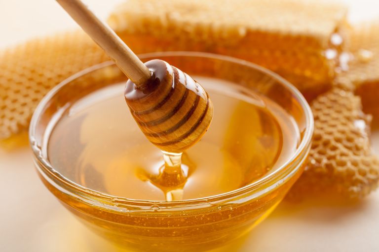 Các chữa dị ứng mỹ phẩm trên mặt bằng mật ong được nhiều người lựa chọn