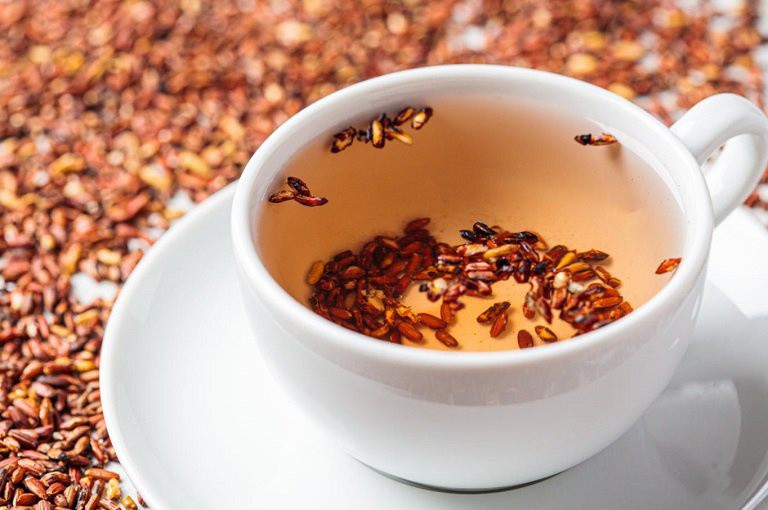 Uống trà gạo lứt rang chữa đau dạ dày tại nhà