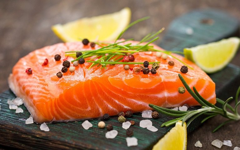 Những thực phẩm giàu omega 3 như cá hồi rất tốt cho người bệnh