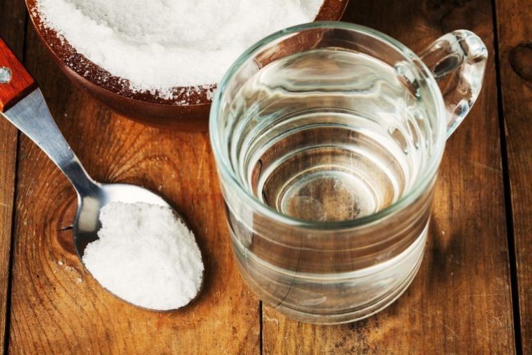 Sử dụng muối hạt để pha nước muối loãng để vệ sinh da mặt