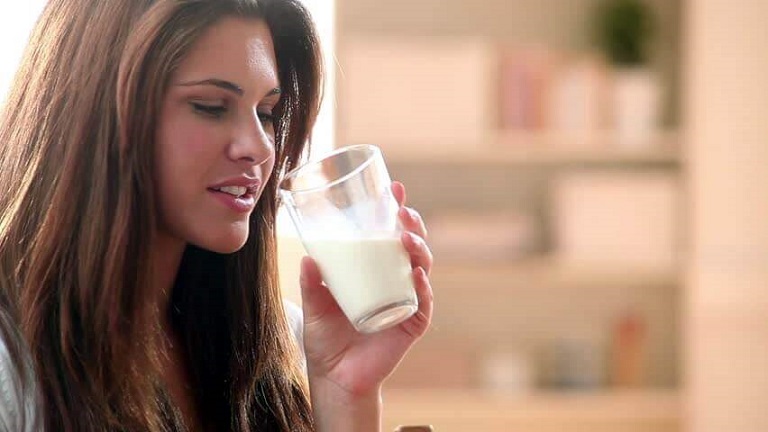 Người bị đau dạ dày cần lưu ý khi uống sữa
