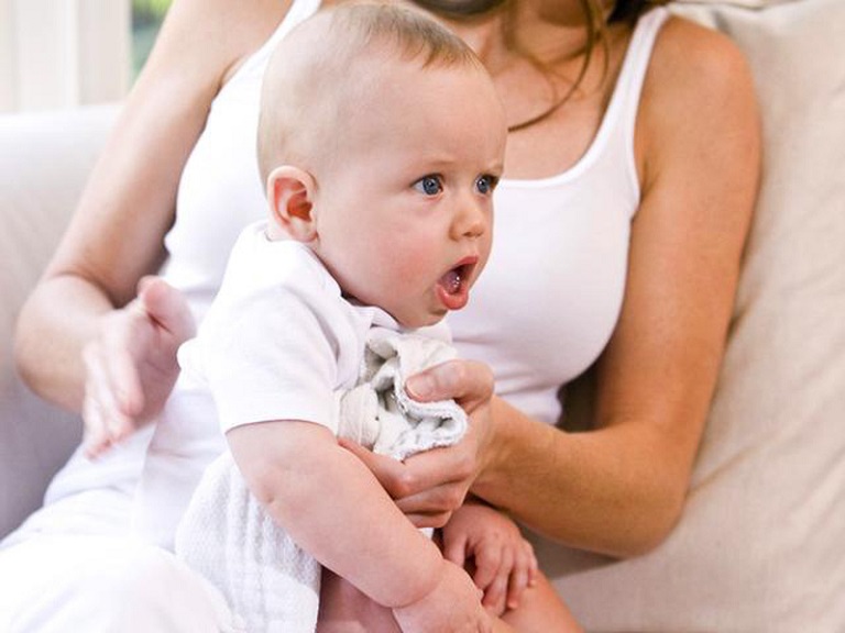 Cha mẹ cần tìm biện pháp điều trị phù hợp khi con bị ợ chua, ợ hơi