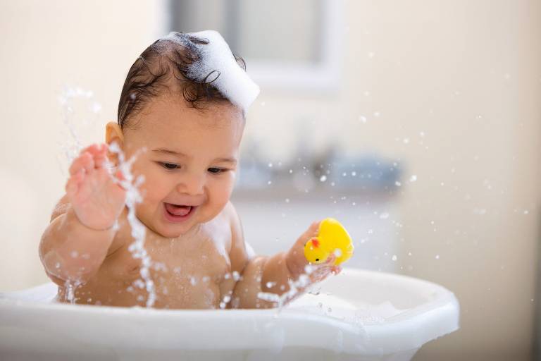Cha mẹ dùng nước mát để tắm cho bé bị dị ứng do thời tiết quá nóng