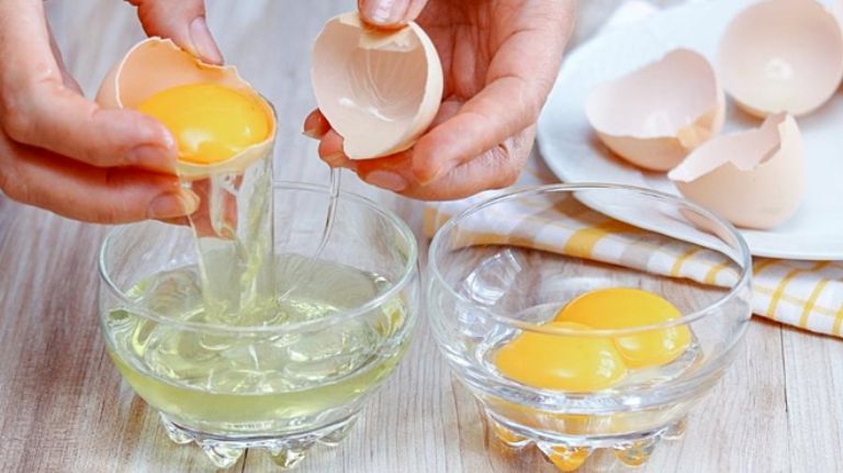 Lòng trắng trứng gà có chứa lượng protein dồi dào