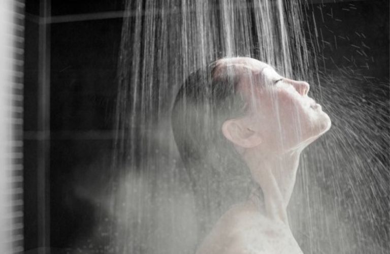 Việc tắm nước ấm sẽ giúp làm dịu làn da đang bị kích ứng lạnh, giảm tổn thương, mềm da