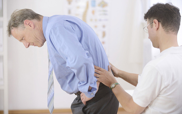 Thoái hóa cột sống thắt lưng khiến người bệnh gặp khó khăn trong vận động