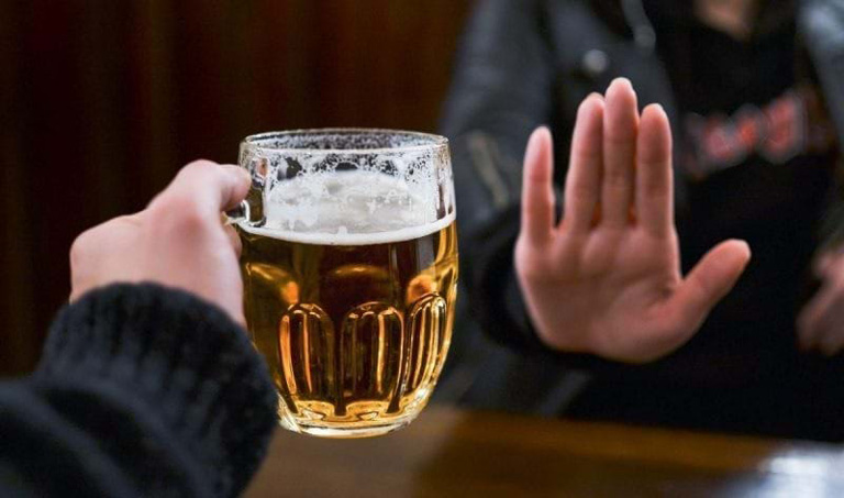Cần hạn chế uống rượu bia và sử dụng các chất kích thích gây hại hệ tiêu hóa