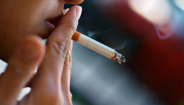 Hút thuốc lá là nguyên nhân làm tăng nguy cơ bị viêm da cơ địa