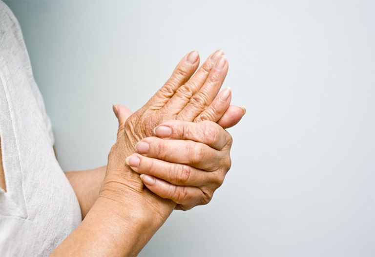 Vôi hóa cột sống có thể gây tê bì chân tay