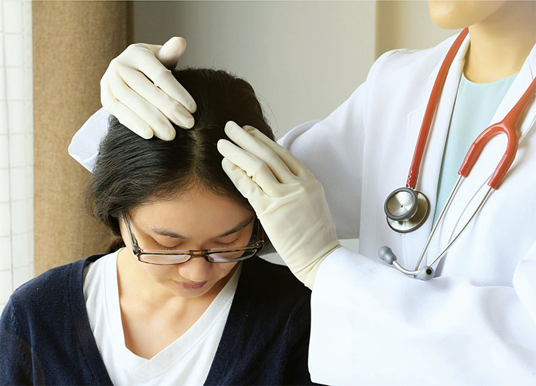 Bạn nên tới bệnh viện thăm khám ngay khi da đầu có những dấu hiệu bất thường