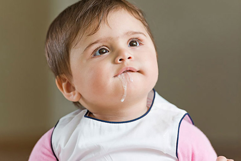 Cần nhận biết sớm các dấu hiệu trào ngược dạ dày ở trẻ 2 tháng tuổi