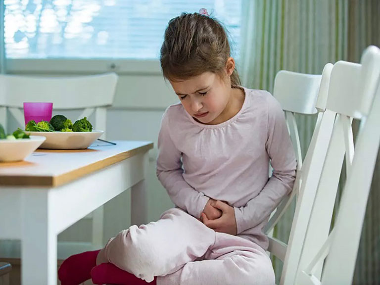 Trẻ 7 tuổi bị trào ngược dạ dày thường xuyên bị đau tức vùng bụng, vừng ngực và vùng thượng vị