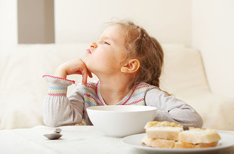 Biếng ăn, kén ăn hay bỏ bữa đều là những biểu hiện của trào ngược dạ dày, ảnh hưởng đến sức khoẻ của trẻ