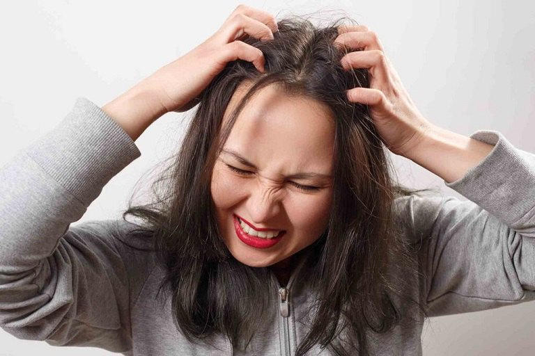 Ngứa đầu rụng tóc do nhiều nguyên nhân khác nhau
