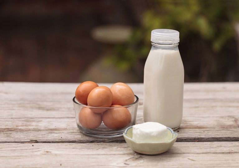 Chị em có thể dùng trứng gà kết hợp với sữa tươi để giảm cảm giác ngứa da